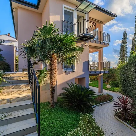 Holiday home Lux House With Jacuzzy *