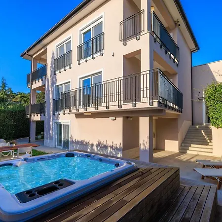 Holiday home Lux House With Jacuzzy *