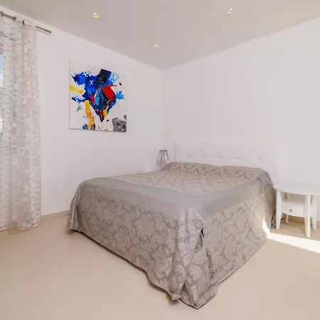 Holiday home Lux House With Jacuzzy *