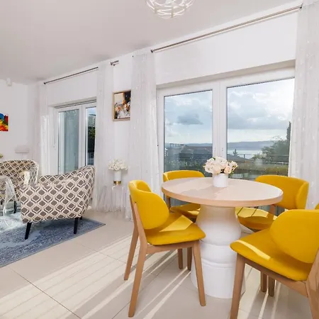 Holiday home Lux House With Jacuzzy